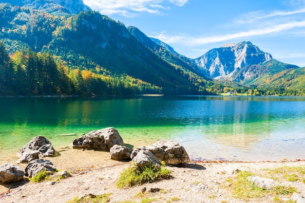 Vorderer Langbathsee See in den Alpenbergen, Österreich. Schöne Sommerlandschaft