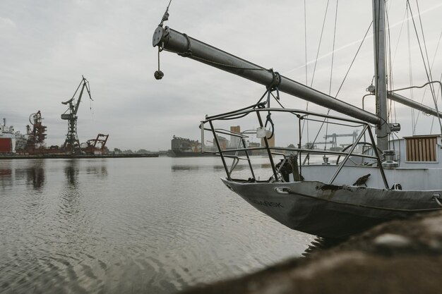 Vorderer Teil der Festmacheryacht in Docks auf der Martwa Wisla in der Stadt Danzig