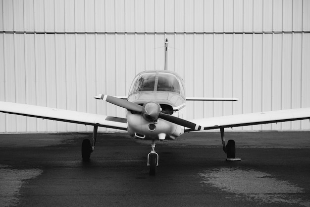 Foto vorderes propellerflugzeug in schwarz und weiß