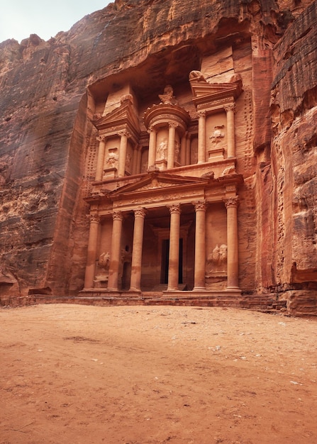 Vorderseite von Al-Khazneh (Schatztempel in Steinmauer gemeißelt - Hauptattraktion) in der verlorenen Stadt Petra