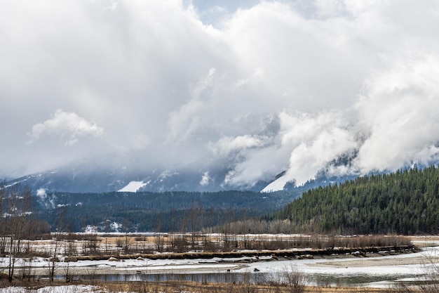 Vorfrühling Columbia River an schneebedeckten Tagen mit Bergen in der Ferne