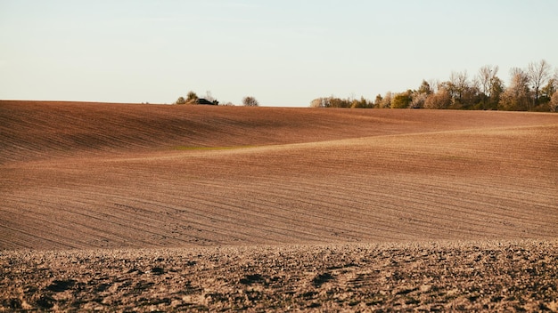 Vorfrühling gepflügtes Feld bereit für neue Ernten Farm Agrarlandschaft Hintergrund kopieren