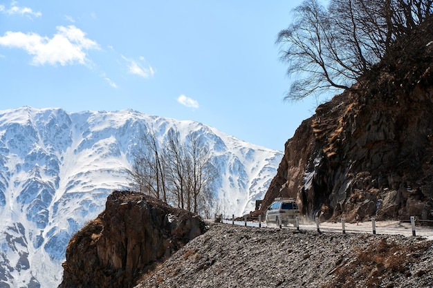 Vorfrühling in den Bergen Reisen Sie mit dem Auto in Georgia Erstaunliche Bergklippenlandschaft