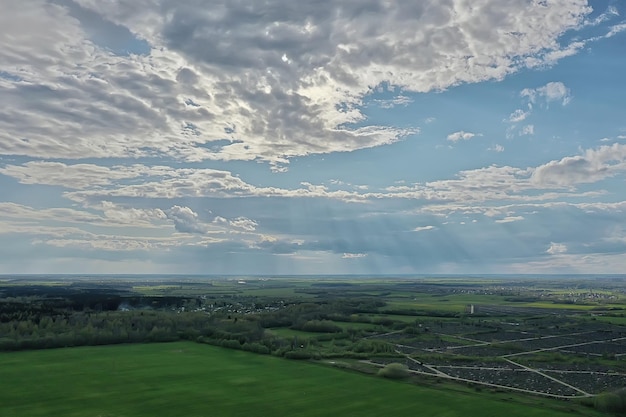 Vorfrühlingsfelddrohne mit Draufsicht, abstrakter Landschaftsflug