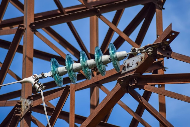 Foto vorgefertigte hochspannungs-isolatoren aus glas an säulen hochspannungslinien elektrizitätsindustrie