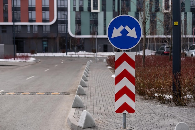 Vorgeschriebene Schilder, fahren Sie in die Richtung, die durch das Pfeil-Verkehrsschild angezeigt wird.