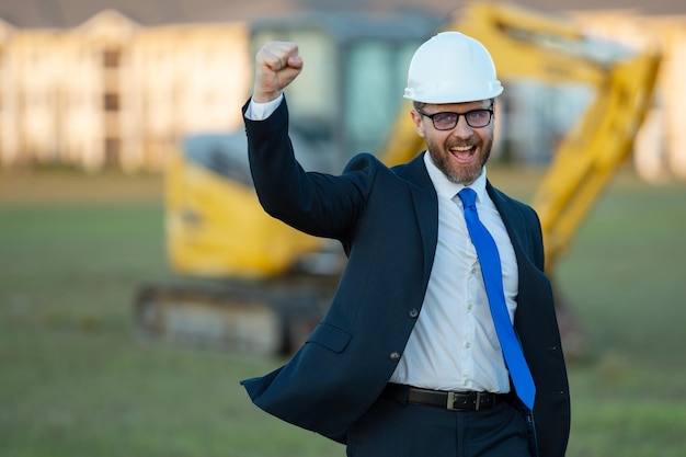 Vorgesetzter in Anzug und Helm, Investor, Bauingenieur, Bauleiter bei einem Bauunternehmen