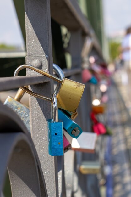 Vorhängeschlösser auf einer Brücke in Frankfurt Am Main, Deutschland. Das Ritual, Vorhängeschlösser als Symbol der Liebe an einer Brücke anzubringen, ist in Europa seit den 2000er Jahren üblich.