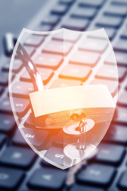 Foto vorhängeschloss und laptop-computer mit schildsymbol konzepte des datenschutzes und der cybersicherheit