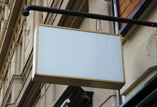 Vorhang des Ladengeschäfts, des Cafés, des Restaurants, der auf dem Schild montiert ist, Vorlage des Schildes, leere Vorlage des Ladenschildes