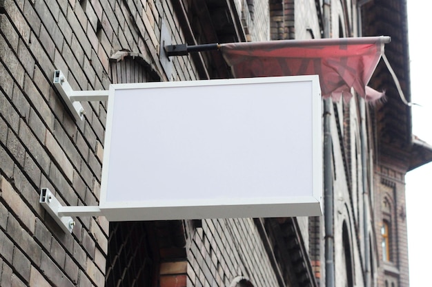 Vorlage für ein hangendes Schild im Freien, das an der Wand montiert wird
