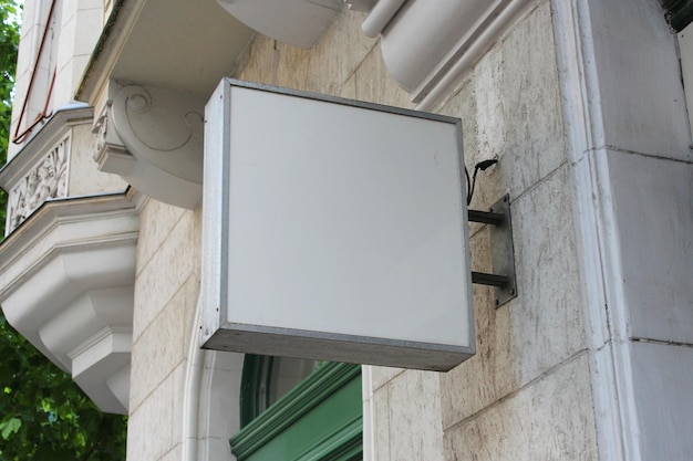 Vorlage für ein hangendes Schild im Freien, das an der Wand montiert wird