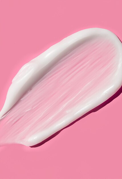 Vorlage für ein kosmetisches Schmiert von Gesichts- oder Körpercreme-Lotion auf rosa Hintergrund