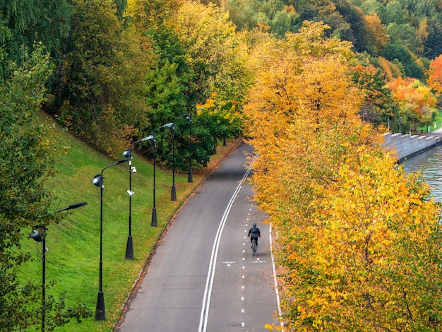 Vorobyovy Gory-Damm mit einem Fahrrad im Herbst. Öffentlicher Park Sperlingsberge in Moskau.