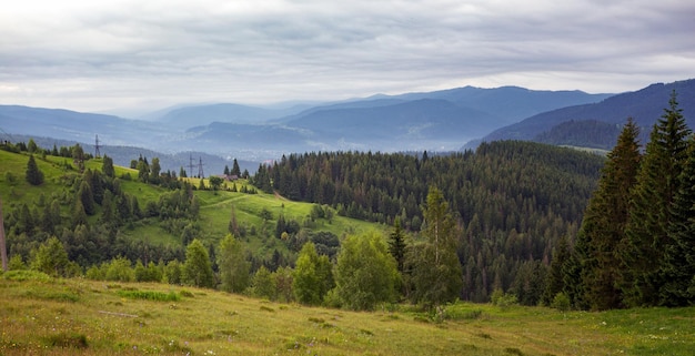 Vorokhta - paisaje de Ucrania. Vista de las montañas de los Cárpatos, Ucrania