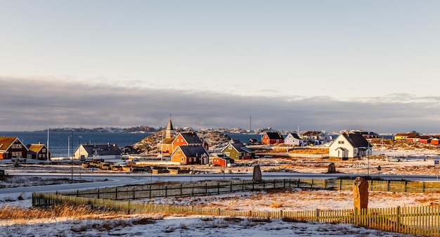 Vorortpanorama der Stadt Nuuk mit Inuit-Häusern mit Meer und Fjordhintergrund Grönland