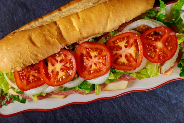 Vorsandwich mit Salami, Käse und Gemüse.