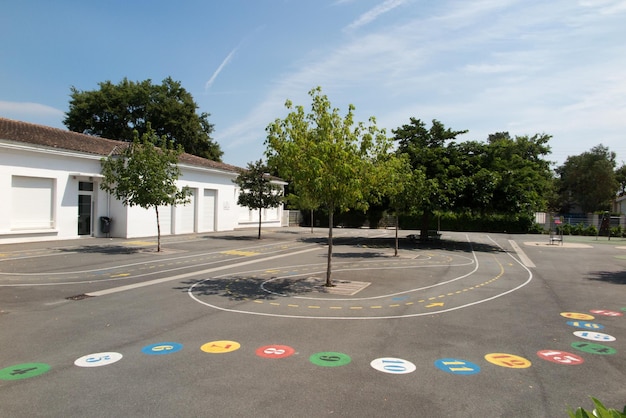 Vorschulgebäude außen mit Spielplatz an einem sonnigen Tag