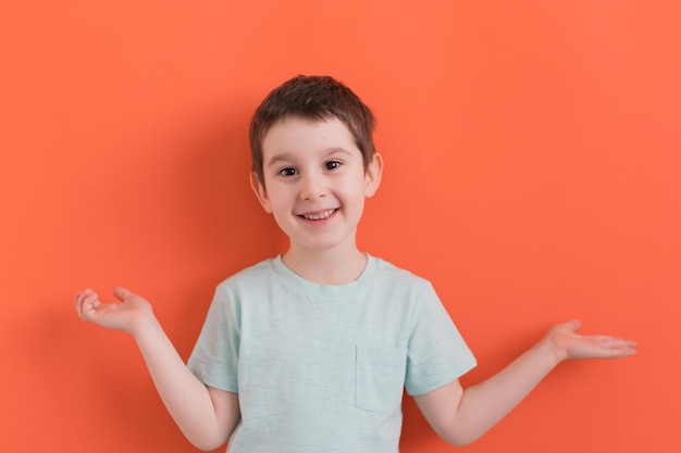 Vorschuljunge auf einem orangefarbenen Hintergrund