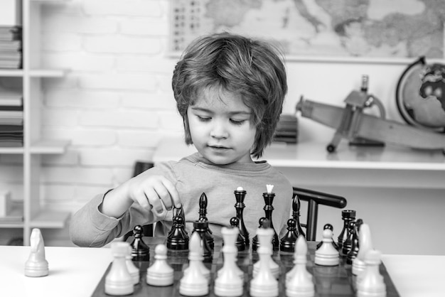 Vorschulkind oder schüler denken kinderschachstrategie kind spielt schach Premium-Foto