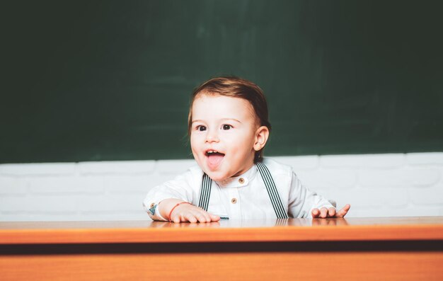 Vorschulkinder lernen und Bildungskonzept zurück zur Schule lustiger Vorschüler auf Tafelhintergrund