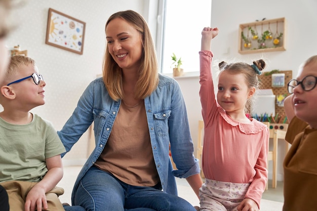 Vorschulkinder und der Lehrer
