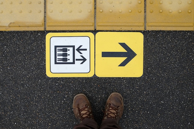 Vorsicht vor dem Zug bei Trai am Bahnsteig