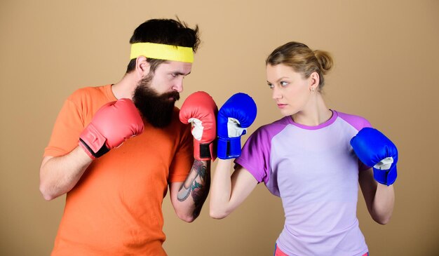 Foto vorsichtig mann und frau in boxhandschuhen boxsportkonzept paar mädchen und hipster üben boxen sport für alle amateur-boxclub gleichberechtigung stärke und macht