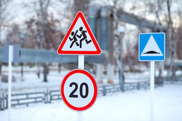 Vorsichtsschild Kinder auf dem Spielplatz im Winter, Geschwindigkeitsbegrenzungsschild