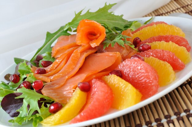 Vorspeise aus Lachs mit Orange und Grapefruit und einer Salatmischung