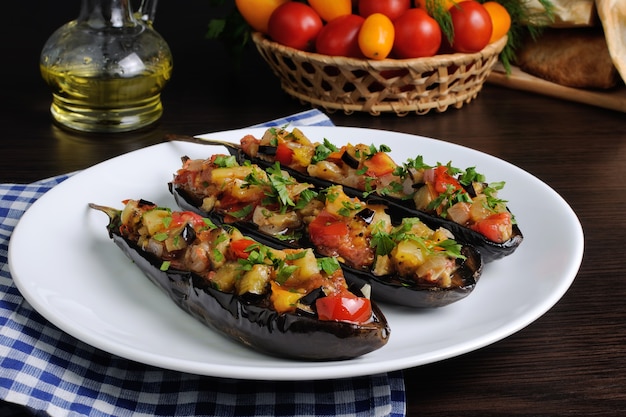 Vorspeise gebratene Aubergine mit Tomaten, Petersilie