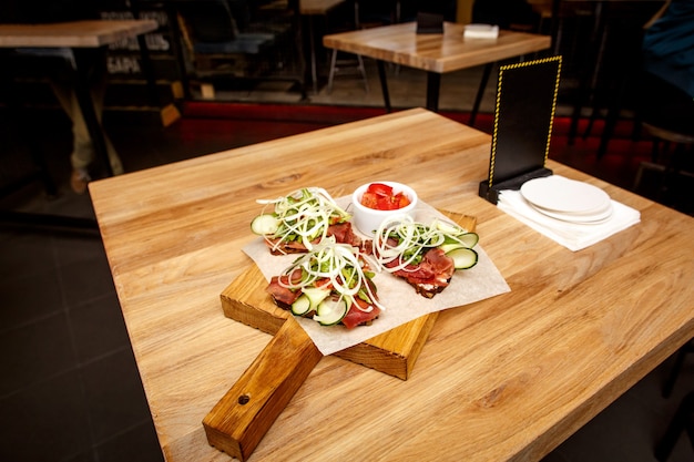 Vorspeise in der Bar auf Holztisch