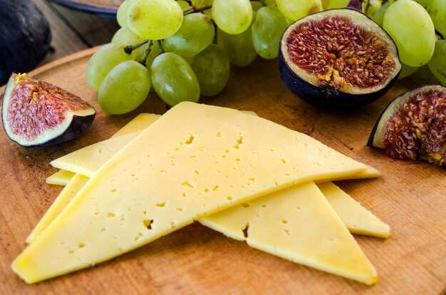 Vorspeise Käse mit Feigen und Trauben