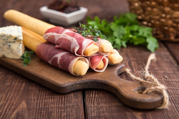 Vorspeise mit Prosciutto, Schinken, Blauschimmelkäse und sonnengetrockneten Tomaten für die Feiertage