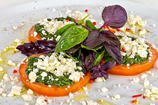 Vorspeise mit Tomatenkäse und Pesto