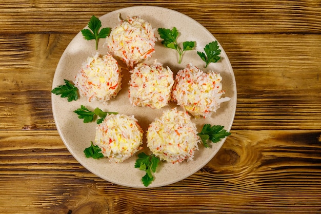 Vorspeise von Crabcheese-Bällchen auf Draufsicht des Holztischs