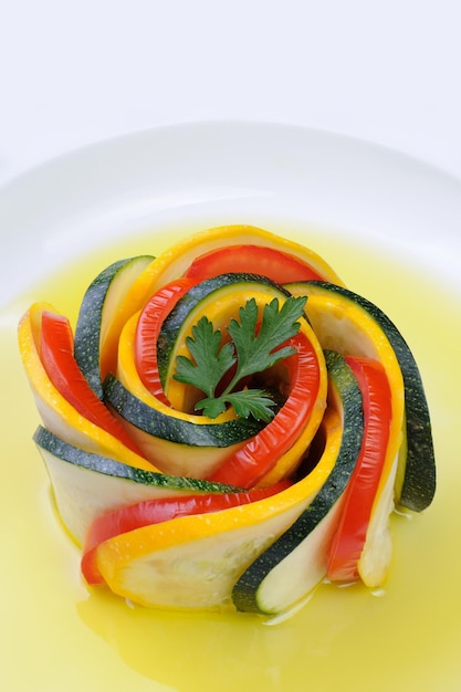 Vorspeise von Zucchini und Tomaten