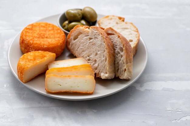 Vorspeisenkäse mit Brot und Oliven auf Teller