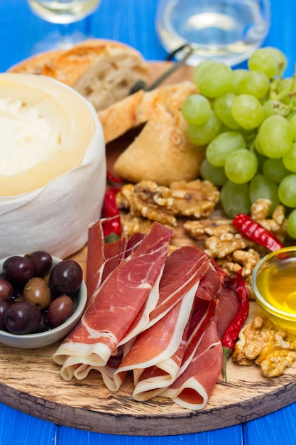 Vorspeisenkäse mit geräuchertem Fleisch an Bord