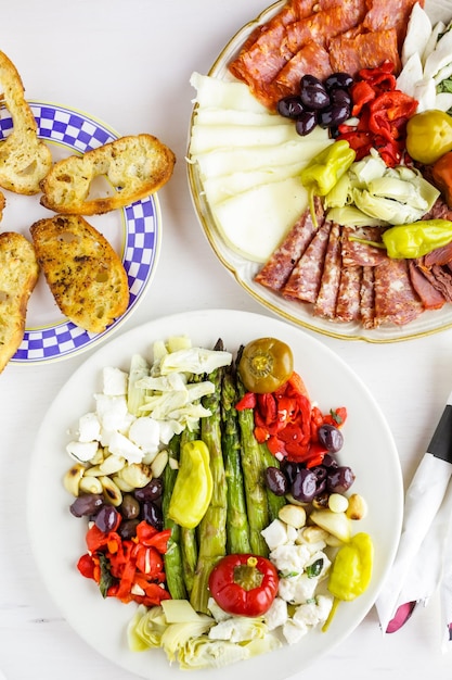 Vorspeisenteller mit vegetarischem Antipasto im italienischen Restaurant.