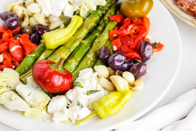 Vorspeisenteller mit vegetarischem Antipasto im italienischen Restaurant.