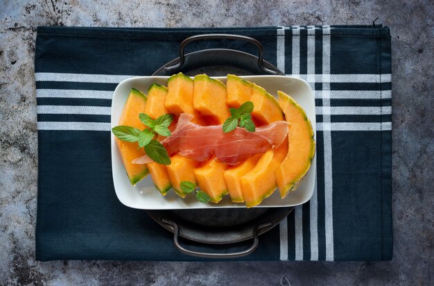 Vorspeisenteller von oben mit rohem Schinken und Cantaloupe-Melone