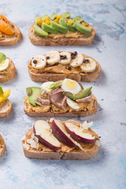 Vorspeisentisch mit italienischen Antipasti-Snacks. Brushetta oder authentisches traditionelles spanisches Tapas-Set, Abwechslung