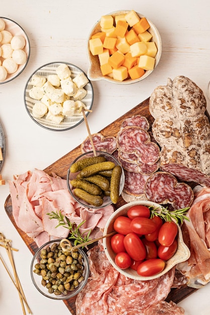 Vorspeisentisch mit verschiedenen Antipasti-Wurstwaren-Snacks-Käse