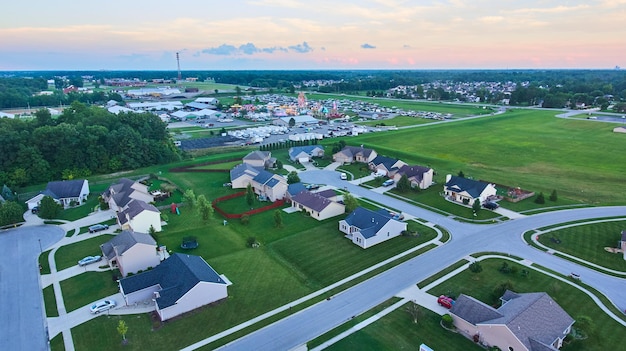 Vorstadtviertel im mittleren Westen Amerikas Indiana Antenne während der Abenddämmerung