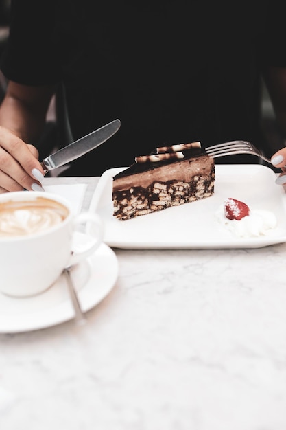 Vorstand mit leckerem Kuchen auf dem Tisch