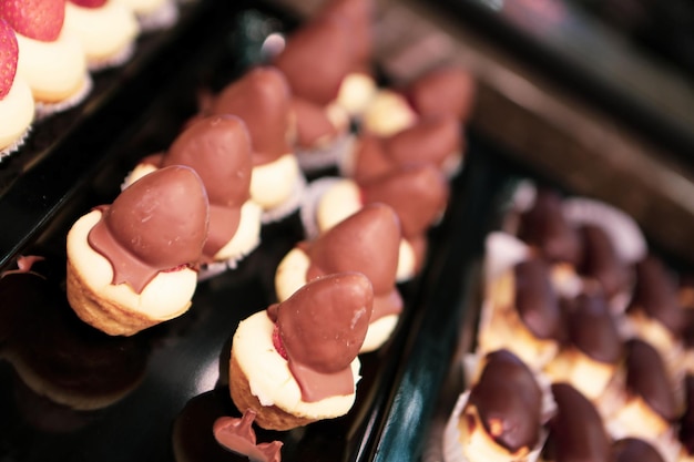 Vorstand mit leckerem Kuchen auf dem Tisch