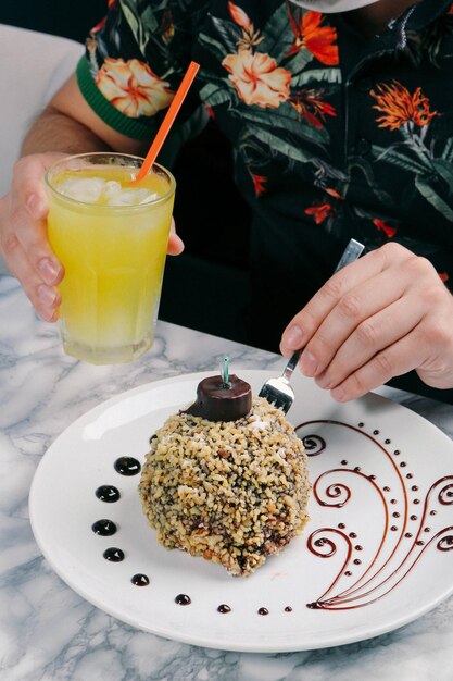 Vorstand mit leckerem Kuchen auf dem Tisch