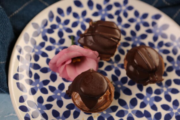 Vorstand mit leckerem Kuchen auf dem Tisch