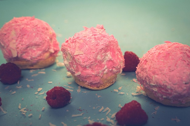 Vorstand mit leckerem Kuchen auf dem Tisch